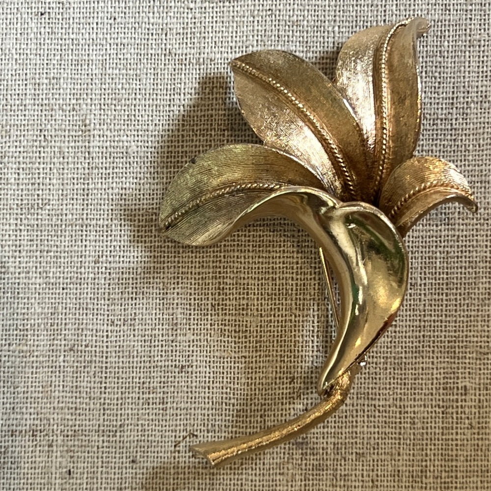 VINTAGE Coro Pegasus gold-plated brushed dimensional floral lily brooch